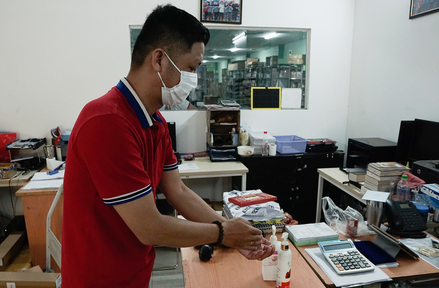 Nước rửa tay được trang bị tại cổng ra vào và trên các bàn làm việc.