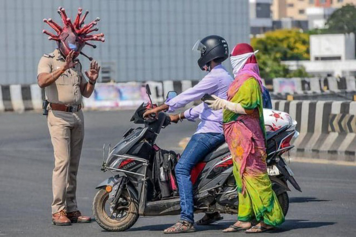 <p> Rajesh Babu - sỹ quan Ấn Độ ở thành phố Chennai - đã kết hợp với một nghệ sĩ địa phương thiết kế chiếc mũ bảo hiểm có hình dáng của virus corona để cố gắng giải thích với người dân tầm quan trọng của việc cách ly xã hội</p>