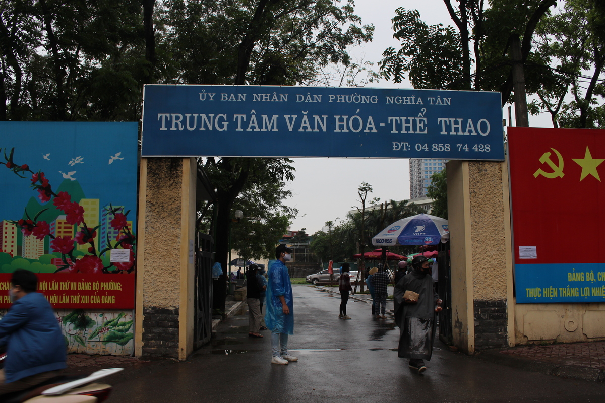 <p> 6h ngày 25/4, gần 30 tình nguyện viên FPT Software có mặt tại số 45 Nghĩa Tân, Cầu Giấy. Rất đông người dân có mặt dù lúc này thời tiết Hà Nội có mưa.</p>