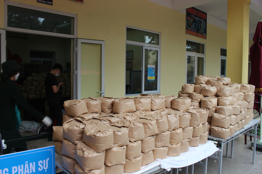  Đơn vị FHN nhà Phần mềm mượn tạm phòng họp của Trung tâm Văn hoá để đóng gói, bảo quản gạo.