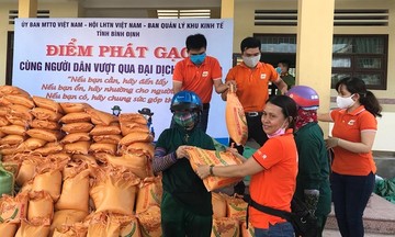 'Cáo' Bình Định trao hơn 1 tấn gạo cùng người dân vượt dịch