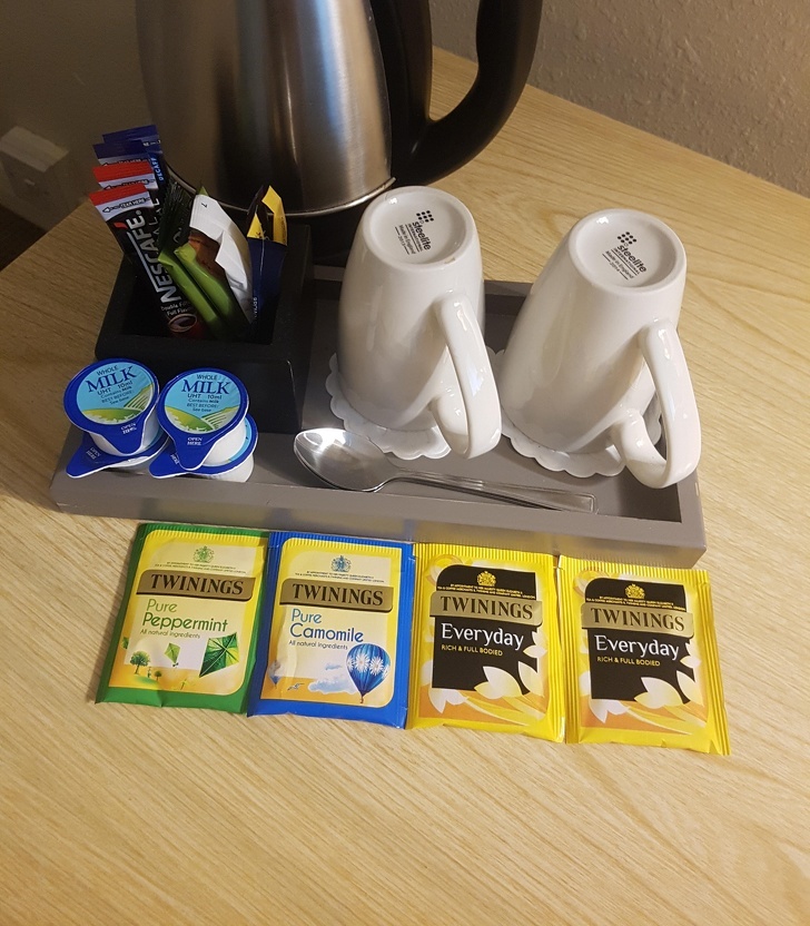 <p> <strong>Cà phê, trà và đường</strong><br /> Hầu hết các phòng khách sạn đều có túi cà phê và trà. Khách có thể lấy chúng mà không bị khoản phí. </p>