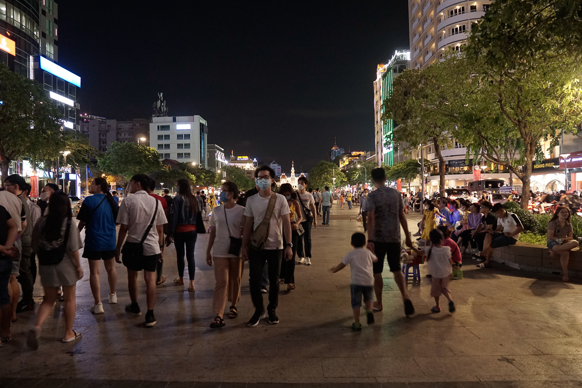 <p> Ngược lại, khung cảnh tại phố đi bộ Nguyễn Huệ lại sôi động hơn. Người dân kéo đến đây khá đông, nhiều người đeo khẩu trang, trong khi một số đã chủ quan không còn đeo khẩu trang tuy đến nơi đông người.</p>