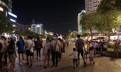 Sự đối lập giữa 2 phố đi bộ Sài Gòn dịp lễ 30/4