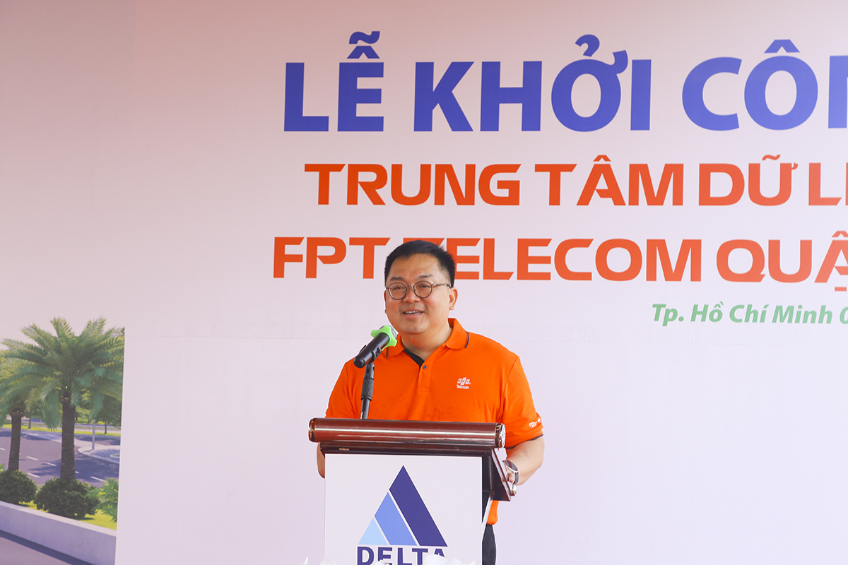 <p style="text-align:justify;"> "Chúng tôi tin tưởng Data Center lớn nhất Việt Nam sẽ giúp những dữ liệu của Việt Nam ở lại Việt Nam mà không cần lưu trữ ở nước ngoài. Để đáp ứng nhu cầu cũng như thúc đẩy thị trường, FPT Telecom đã đầu tư và đưa ra thị trường các dịch vụ Cloud, các Data Center mới có thể hỗ trợ tối đa các tổ chức, doanh nghiệp trong quá trình chuyển đổi về hạ tầng, ứng dụng, quản lý, an toàn thông tin…", Chủ tịch FPT Telecom - anh Hoàng Nam Tiến chia sẻ tại buổi khởi công.</p>