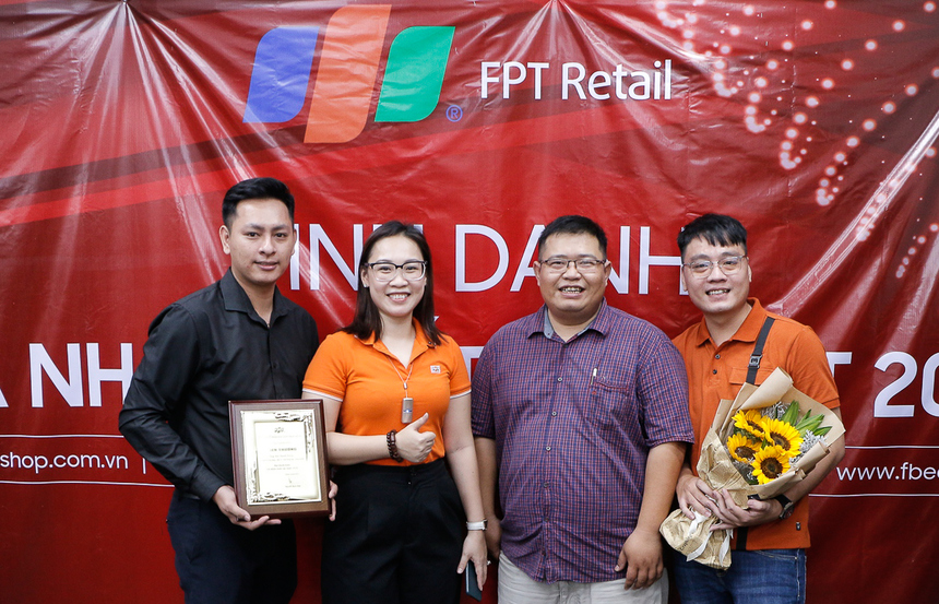 Ngày 7/5, FPT Retail khu vực TP HCM và miền Tây tổ chức buổi lễ tuyên dương, khen thưởng 20 CBNV thuộc Top 100 cá nhân xuất sắc 2019 và 6 Giám sát kinh doanh đạt danh hiệu quản lý xuất sắc nhất 2019. Chứng kiến và trao giải là chị Nguyễn Bạch Điệp - Chủ tịch HĐQT, chị Huỳnh Thị Cao Thi - Giám đốc nhân sự, chị Trần Thu Hà - Giám đốc kinh doanh vùng và anh Nguyễn Văn Cường - Phó Giám đốc kinh doanh vùng.