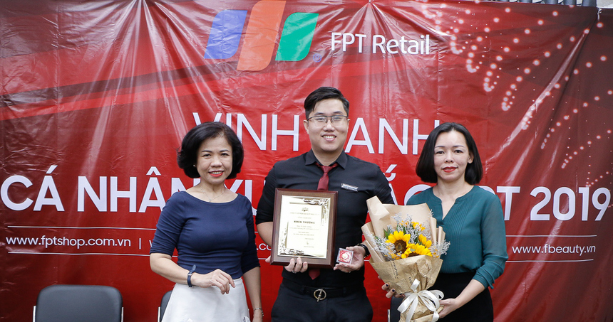 Anh Võ Quốc Cường, quản lý shop 121 Lê Lợi, TP HCM, lại có một kỷ niệm đặc biệt khi được chuyển từ chuỗi cửa hàng ‘chính quy’ là F.Studio sang ‘đánh du kích’ tại FPT Shop. Vừa vượt qua bỡ ngỡ ban đầu, tình cảm với nơi mới dần được hình thành thì Cường được lệnh chuyển về F.Studio quản lý. ‘Sốc’ hết tập này đến tập khác nhưng nhờ đó, anh có nhiều kinh nghiệm hơn, tăng khả năng thích nghi mà theo chị Điệp nói là “quăng vào chỗ nào cũng sống được”.