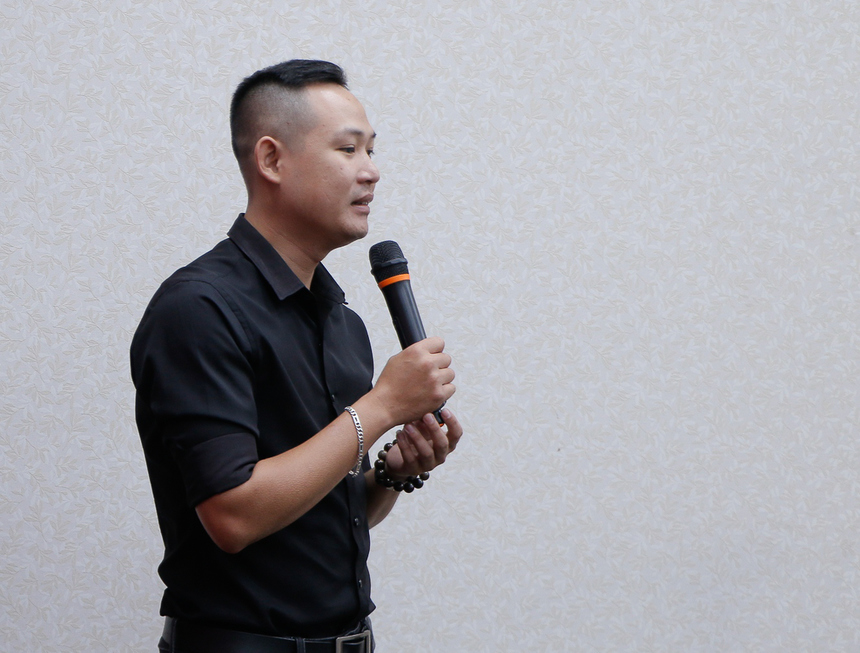 Anh Trần Quốc Phú, quản lý shop 205 Nguyễn Sinh Sắc, Đồng Tháp, là một trường hợp khá đặc biệt khi bị ‘bà xã’ vốn làm trong FPT Retail ‘gài’ vào phỏng vấn và làm việc ở vị trí quản lý kho. Vượt biết bao khó khăn, chuyển qua nhiều shop để học hỏi kinh nghiệm (TP HCM, Châu Đốc, Long Xuyên, Phú Quốc, Hà Tiên, Tràm Chim, Sa Đéc và chuẩn bị về lại TP HCM), trải qua 7 năm cố gắng không ngừng nghỉ, anh đã trang bị cho mình tinh thần vững vàng, bản lĩnh, vốn kinh nghiệm vô cùng phong phú và trở thành một trong 100 cá nhân xuất sắc nhất FPT Retail 2019.
