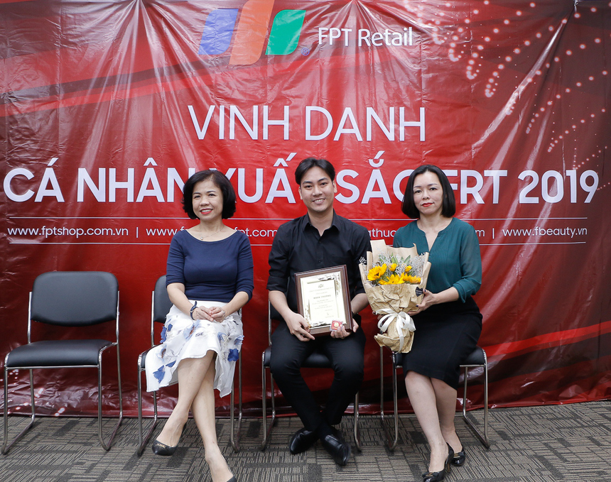 Lần lượt những CBNV có tên trong danh sách Top 100 cá nhân xuất sắc nhất FPT Retail và 6 anh chị đạt danh hiệu Manager xuất sắc nhất năm 2019 được chị Nguyễn Bạch Điệp và chị Huỳnh Thị Cao Thi trao bằng khen, hoa và phần quà là 1 chỉ vàng (giải thưởng dành riêng cho danh hiệu Top 100 cá nhân xuất sắc, giải thưởng Manager xuất sắc nhất năm 2019 đã trao trước). “Từ lúc mới vào công ty, được anh quản lý cũ hỗ trợ, rồi lên làm quản lý, trải qua bao nhiêu sóng gió rồi có được ngày hôm nay” - Hồ Quốc Vinh, quản lý shop 52 đường 30 tháng 4, Cần Thơ, chia sẻ.