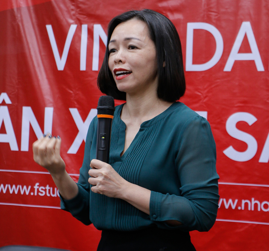 “Hy vọng các bạn sẽ không ‘một phút huy hoàng mà chợt tắt’, phải thành công hơn nữa. Nỗ lực ở đây không phải cho ty không, mà còn cho bản thân mỗi người. Các bạn không cần cảm ơn vì chị đã có mặt bởi đây là trách nhiệm của tôi. Các bạn đã cố gắng nhiều như vậy, đạt thành tích tốt như vậy, chị phải có mặt để cảm ơn các bạn. Chị biết ơn vì những nỗ lực đó”, nữ tướng nhà Bán lẻ trải lòng.