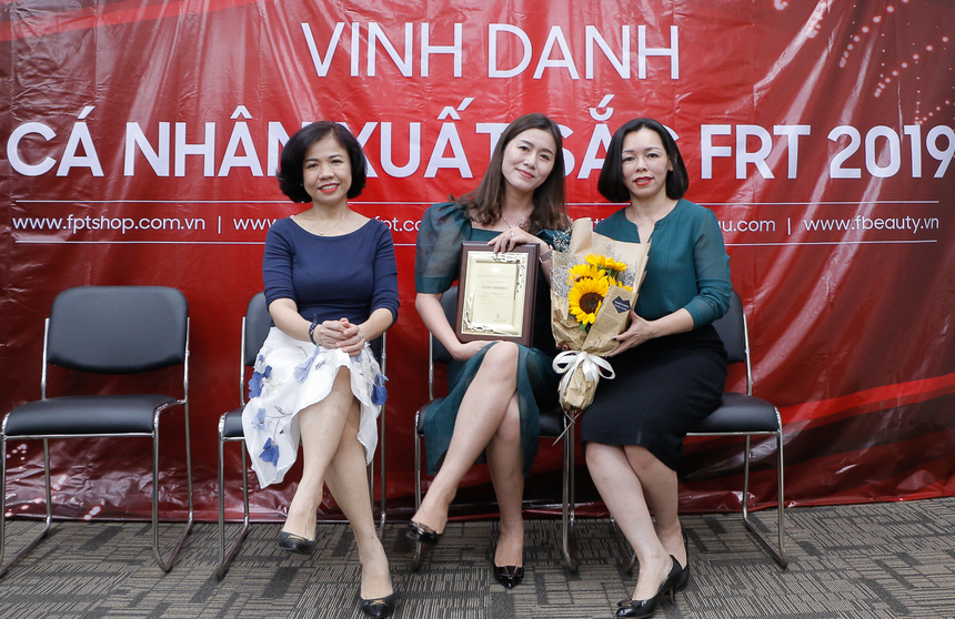 Những Giám sát kinh doanh khu vực ngồi dưới theo dõi, “hạnh phúc như chính con mình lên nhận bằng khen cuối học kì vậy”, chị Lý Thị Hồng Ngọc - ASM (Giám đốc bán hàng khu vực) khu vực 6 miền Tây nói. Trong khi đó, anh Phạm Văn Mãi Em, ASM khu vực 2 miền Tây, nhớ lại thời kỳ một thân một mình đi khai phá vùng đất mới, làm việc từ 8 giờ sáng đến 10 giờ đêm, từ đó hiểu được nỗi vất vả mà thương và tự hào về các đồng sự của mình.
