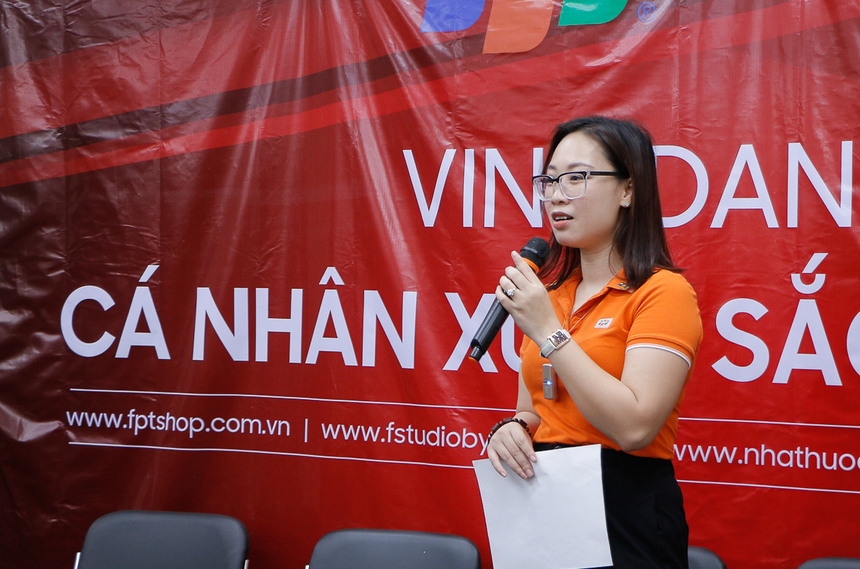 Dưới sự dẫn dắt của chị Trần Thu Hà, chương trình đã diễn ra ấm cúng nhưng không kém phần trang trọng. Trong cả nghìn nhân sự của 2 vùng, chị Hà vẫn có thể gọi tên chính xác, nhớ từng kỷ niệm của mỗi bạn, ai vào làm thời gian nào, tính cách ra sao, đã trải qua những chuyện gì. Có người đã làm ở đây 7 - 8 năm, chuyển tới chuyển lui cả chục shop, đi khắp mấy vùng. Nhân viên khác vào ra vài lượt nhưng rồi cũng chọn FPT Shop là bến đỗ. Cũng có đồng nghiệp chưa hề có dự định vào FPT Shop, chỉ tại ‘duyên số đưa đẩy’ mà bất ngờ trở thành thành viên rồi gắn bó suốt mấy năm trời.