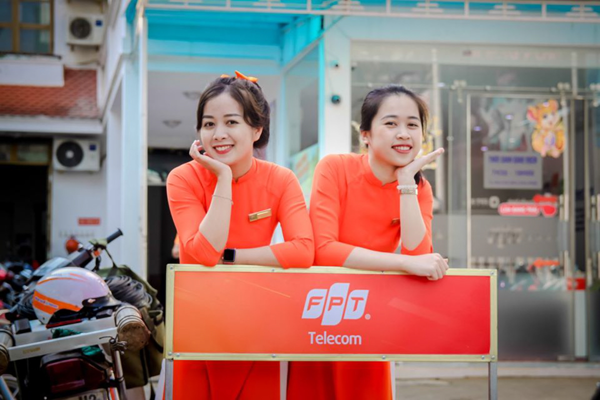 <p> Nguyễn Thị Hồng Hạnh (bên trái) còn được biết đến với cái tên Hạnh 'Beo', sở hữu nhiều 'tài lẻ' như: chơi đàn, ca hát, MC và đặc biệt yêu thích với nhảy (dancer).</p>