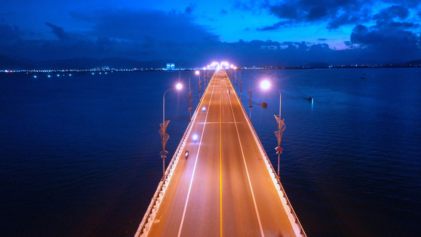 <p class="Normal" style="text-align:justify;"> Giải chạy VnExpress Marathon Quy Nhơn diễn ra vào sáng sớm, thời điểm đẹp nhất để đón bình minh ở những cung đường chạy 21km và 42km, hứa hẹn nhưng trải nghiệm thú vị.</p>