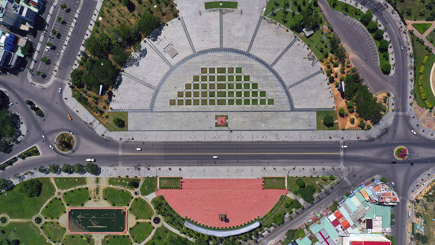 <p style="text-align:justify;"> <span style="color:rgb(0,0,0);text-align:justify;">Cách sắp xếp các khu vực gian hàng tại quảng trường hứa hẹn có nhiều thay đổi, mang lại bất ngờ cho người tham dự.</span></p>