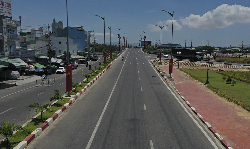 <p style="text-align:justify;"> <span style="text-align:justify;color:rgb(0,0,0);">Thời điểm tháng 6/2019, khi VnExpress Marathon diễn ra, con đường Võ Nguyên Giáp còn đang thi công dang dở, các runner chạy qua khá bụi bặm. Nhưng năm nay các phương tiện đã có thể lưu thông thuận lợi.</span></p>