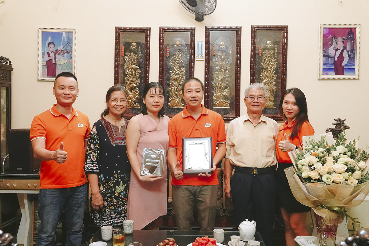 <p style="text-align:justify;"> Anh Trần Hải Dương (PTGĐ Công ty Viễn thông Quốc tế FPT - FTI) đã đến thăm và trao tặng phần quà tôn vinh cho nhân vật Top 100 Ngô Quang Huy (PGĐ Trung tâm toàn quốc - Quản lý Trung tâm Kinh doanh FPT Telecom).</p>