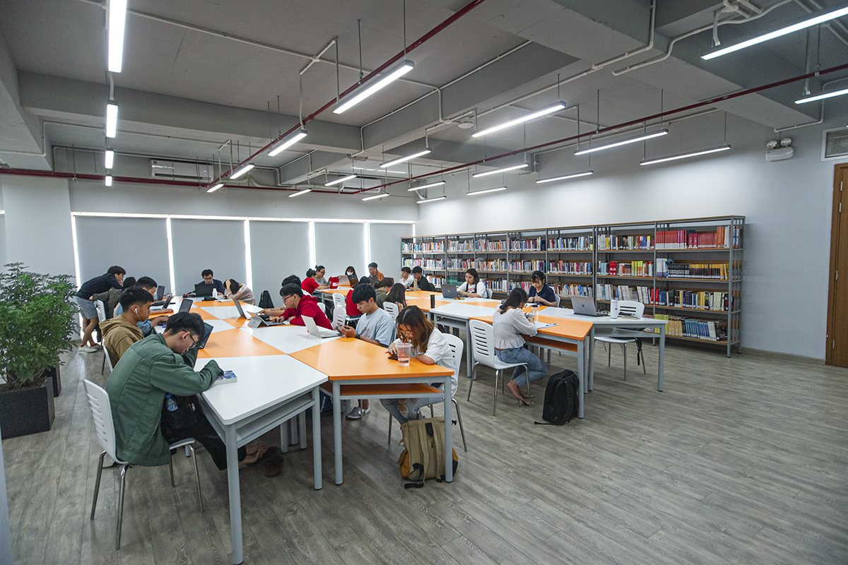<p style="text-align:justify;"> Bên cạnh không gian mở, thư viện cũng có những phòng kín tạo không gian yên tĩnh để sinh viên tập trung đọc sách, nghiên cứu, học tập cá nhân.</p>