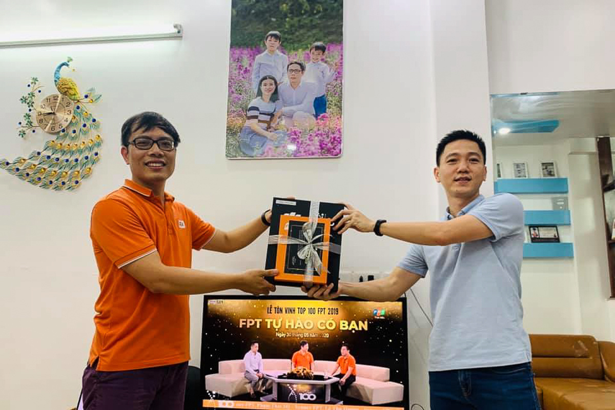 <p> Anh Tạ Trần Minh - Giám đốc FPT Global Automative (FPT Software Hà Nội) gửi quà tặng đến Top 100 FPT Nguyễn Quang Hòa (<em>trái</em>) - Giám đốc Trung tâm sản xuất IVI.</p>