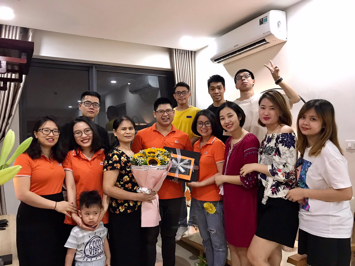 <p> Anh Bạch Tuấn Vũ, Phó phòng - Quản lý Đào tạo (mảng HR) FPT Telecom Hà Nội, đón hẳn một "đoàn sứ giả" đến nhà trao quà và chia vui cùng gia đình.</p>