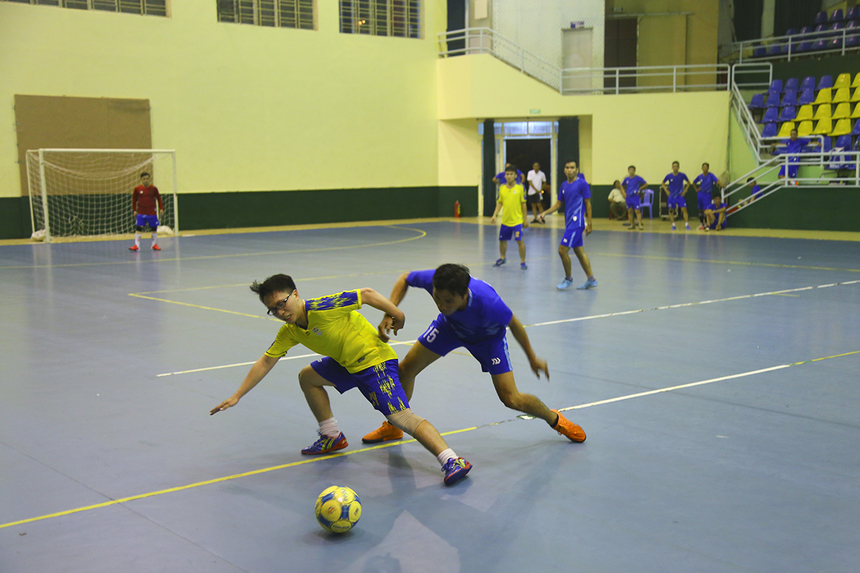 <p style="text-align:justify;"> Giải futsal FPT IS Close 2020 bước vào ngày thi đấu cuối cùng, mở màn bằng trận tranh hạng ba giữa BA (áo vàng) và GMC (áo xanh). Với lực lượng thiếu hụt, BA tỏ ra lép vế so với đối thủ ngay từ những phút đầu.</p>