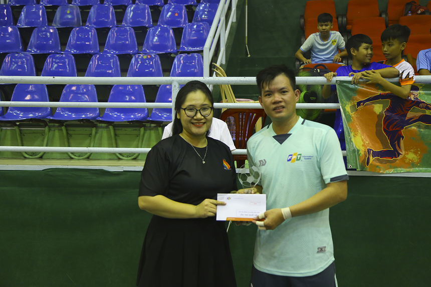 <p style="text-align:justify;"> Dù không thể giúp đội nhà giành chức vô định nhưng thủ môn Nguyễn Quang Phương (ENT) vẫn được vinh danh với danh hiệu "Cầu thủ xuất sắc nhất giải", nhờ phản xạ tuyệt vời trong khung gỗ với 4 lần cản phá những tình huống phạt đền/luân lưu.</p>