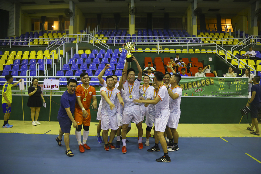 <p style="text-align:justify;"> Trong khi đó, SRV đã có năm thứ ba liên tiếp vô địch giải futsal FPT IS Close với phong độ cực kỳ thuyết phục khi toàn thắng từ đầu giải, nhận cúp và tiền thưởng 4 triệu đồng.</p>