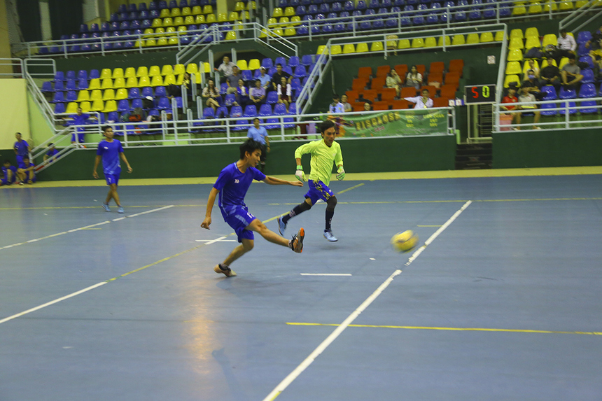 <p style="text-align:justify;"> Những phút cuối trận, BA dồn lên chơi power-play hòng tìm kiếm bàn thắng danh dự. Tuy nhiên, đó cũng là lúc họ để lộ nhiều hơn những khoảng trống để đối thủ khai thác. Số 7 Nguyễn Văn Đức bên phía GMC đã tận dụng triệt để, hoàn tất cú hat-trick cho riêng mình. Đồng thời, khép lại chiến thắng giòn giã 8-0 cho các cầu thủ GMC trong trận tranh hạng Ba.</p>