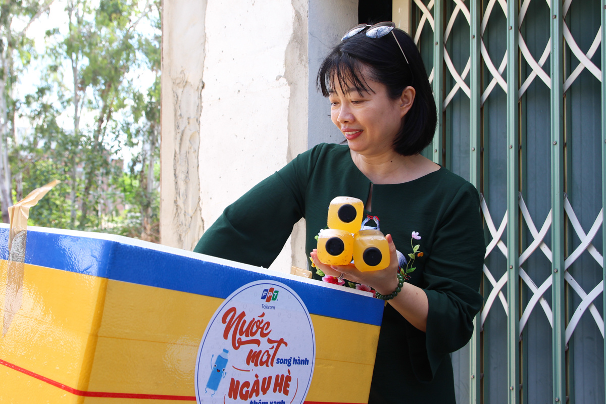 <p> Ngày 18/6, PTGĐ FPT Telecom Vũ Thị Mai Hương đã hưởng ứng chương trình "Nước mát song hành - Ngày hè thêm xanh", cùng trao tận tay những chai nước đến CBNV chi nhánh Đà Nẵng. </p>