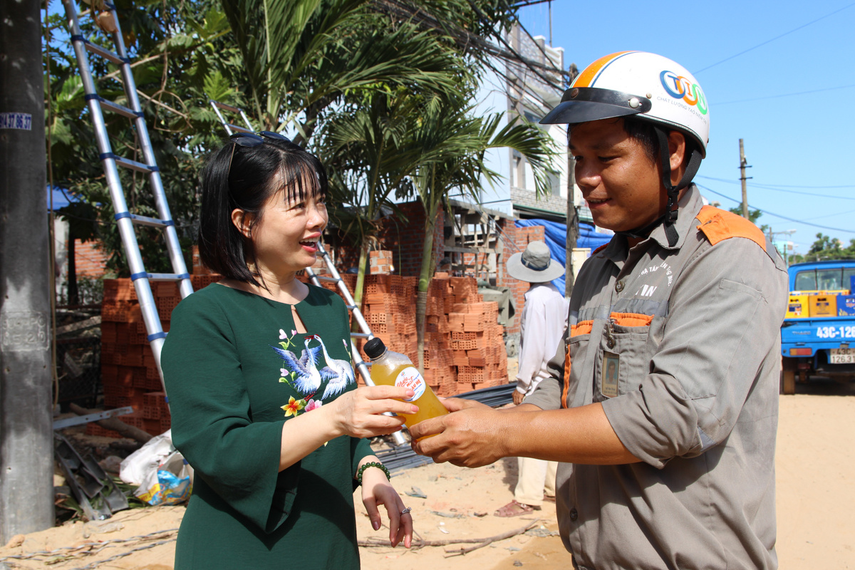 <p> Chị Mai Hương đã cùng đại diện chi nhánh 'đội nắng' đi trao những chai nước chanh dây, tiếp thêm động lực cho những nhân viên khối Kỹ thuật đang làm việc ngoài trời.</p>