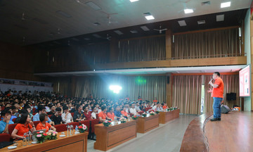 Sinh viên hứng khởi trò chuyện cùng Chủ tịch Hoàng Nam Tiến, Giáo sư Xoay