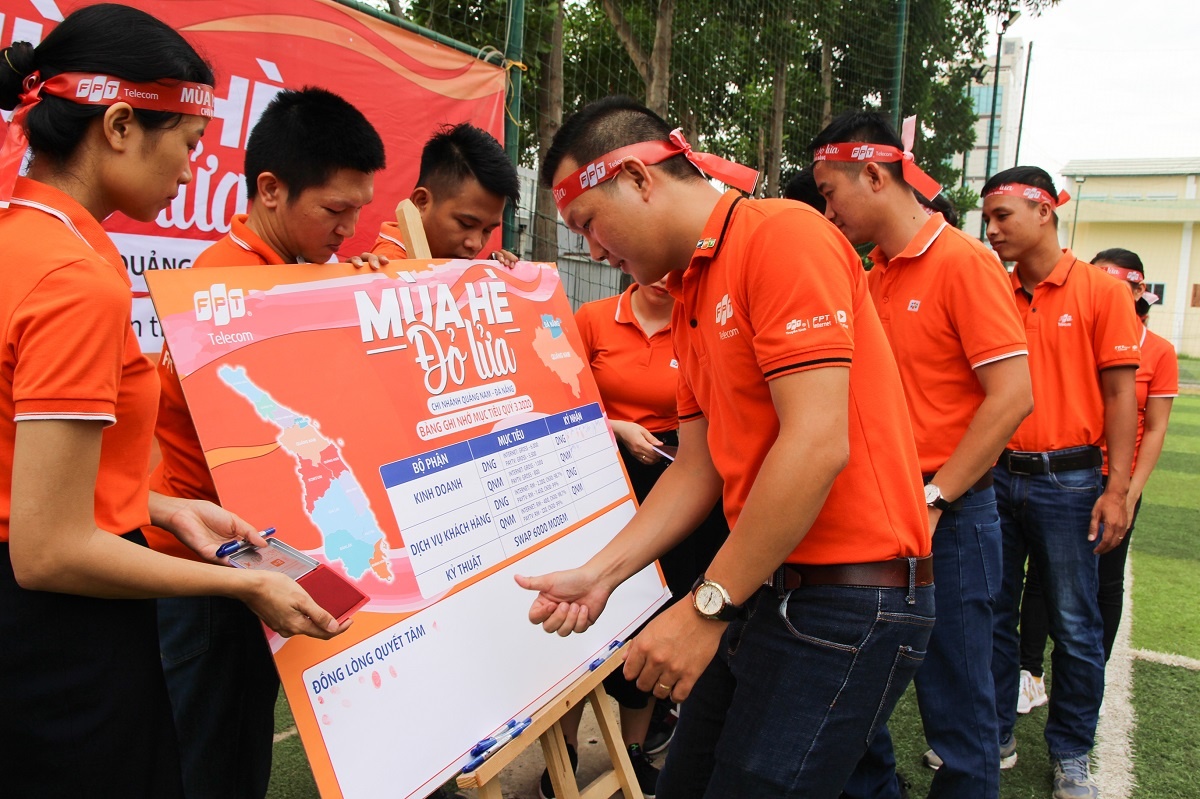 <p> Ở cuối sự kiện, các CBNV FPT Telecom Đà Nẵng, Quảng Nam đã in dấu tay 'đồng lòng quyết tâm' vào tấm bảng mục tiêu 'Mùa hè đỏ lửa' của chi nhánh.</p>