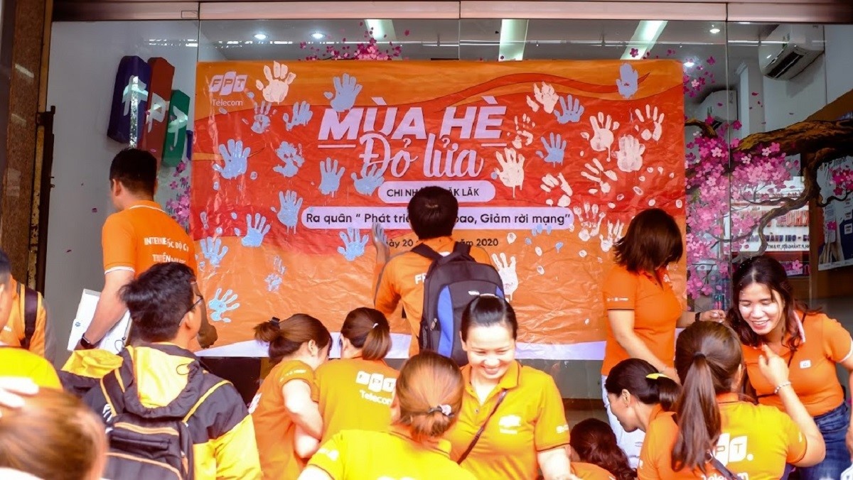 <p class="Normal"> Tương tự chi nhánh Đà Nẵng, 'Cáo' Đăk Lăk cũng có màn 'đồng lòng quyết tâm' bằng cách in dấu sơn bàn tay lên tấm banner của chiến dịch.</p>