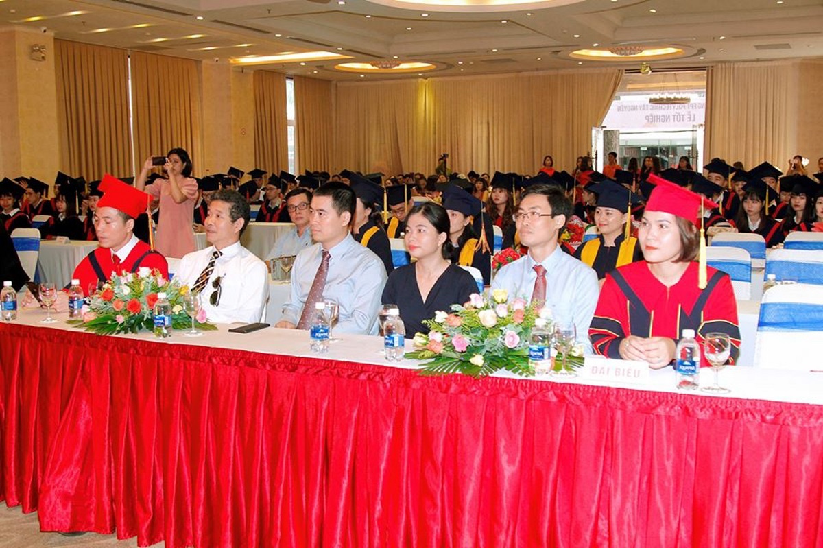 <p class="Normal"> Tham dự buổi lễ có Giám đốc khối đào tạo Cao đẳng FPT Polytechnic <span>Vũ Chí Thành cùng đông đảo các cán bộ, giảng viên, sinh viên và phụ huynh của các tân cử nhân.</span></p>