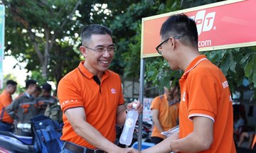 CEO FPT Telecom xuống đường tiếp nhiệt 'Cáo' Đà Nẵng