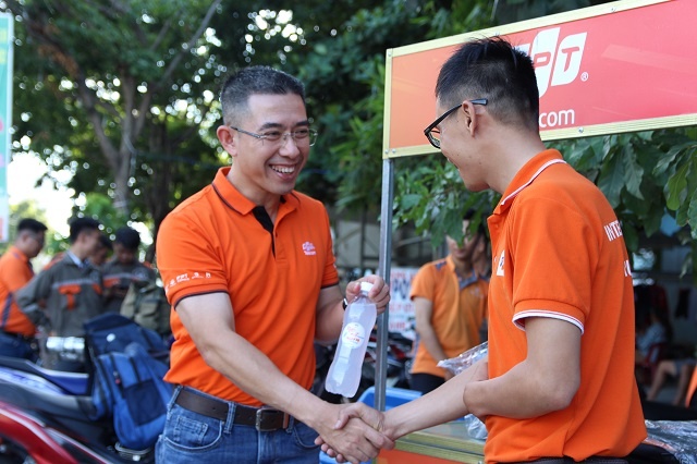 CEO FPT Telecom xuống đường tiếp nhiệt 'Cáo' Đà Nẵng