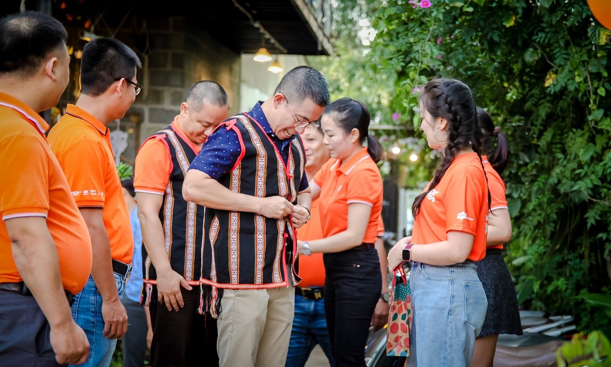 <p> Chương trình kỷ niệm của nhà "Cáo" Gia Lai mang đậm chất phố núi. CEO FPT Telecom Hoàng Việt Anh khoác trên mình chiếc áo truyền thống của người dân tộc thiểu số vùng Tây Nguyên. </p>