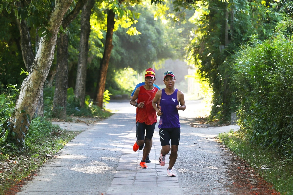 <p class="Normal"> Cung đường các runner chạy qua qua nhà vườn Phú Mộng - Kim Long rợp mát bóng cây. </p>