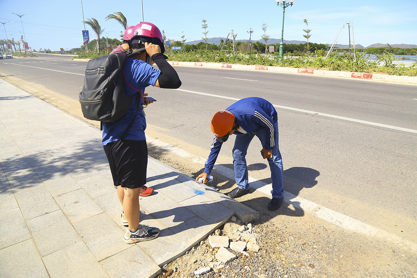 <p class="Normal" style="text-align:justify;"> Trước giải chạy ba ngày, đội ngũ kỹ thuật của FPT Camera và chi nhánh FPT Telecom Bình Định đã có mặt để đánh dấu vị trí lắp đặt hệ thống camera cho giải chạy VnExpress Marathon Quy Nhơn. Anh Võ Hùng Phi - Trưởng phòng Kỹ thuật FPT Telecom Bình Định - trực tiếp khảo sát địa điểm và đánh dấu vị trí lắp đặt.</p>