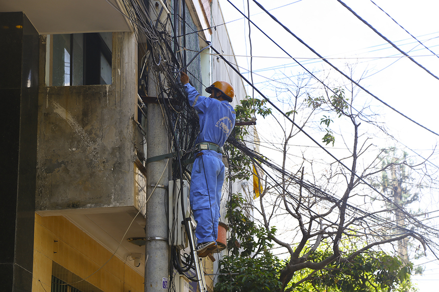 <p style="text-align:justify;"> Kỹ thuật viên Phương Nam (PNC) kéo đường dây riêng để lắp đặt modem wifi phục vụ công tác tổ chức và các camera giám sát. Tất cả gồm 7 đường dây, trong đó 3 đường dây phục vụ khu vực quảng trường Nguyễn Tất Thành (nơi xuất phát/về đích).</p>