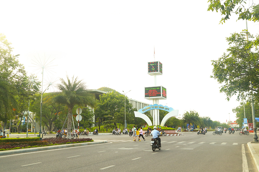 <p class="Normal" style="text-align:justify;"> Vòng xoay đồng hồ sẽ là điểm quay đầu của cự ly 5km. Tại đây, địa phương cũng đã trang hoàng nhiều chậu hoa tươi.</p>