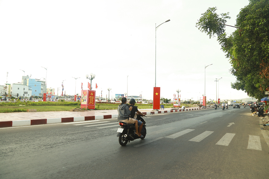 <p class="Normal" style="text-align:justify;"> Khu vực cầu Hà Thanh 1 trên đường Võ Nguyên Giáp năm nay được mở thêm tuyến mới giúp đường chạy được thuận tiện hơn.</p>