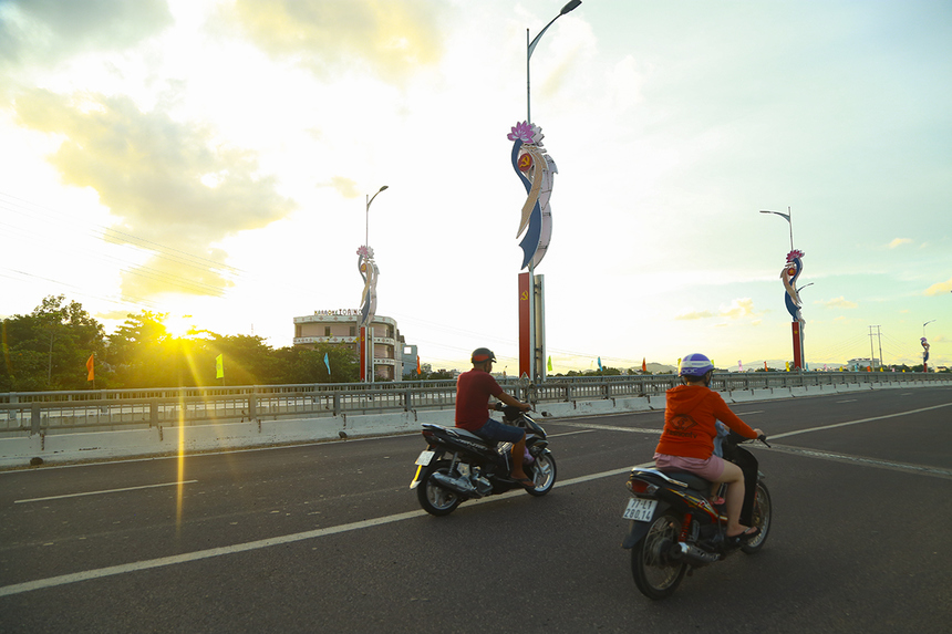 <p class="Normal"> Các runner cự ly 10km sau khi chinh phục cầu Hà Thanh 2 sẽ quay đầu và đến điểm tiếp nước tại đây.</p>