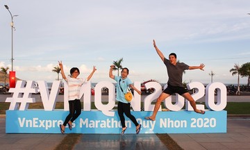 Runner thích thú ‘check-in’ bảng tên giải VnExpress Marathon Quy Nhơn