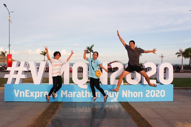 Runner thích thú ‘check-in’ bảng tên giải VnExpress Marathon Quy Nhơn