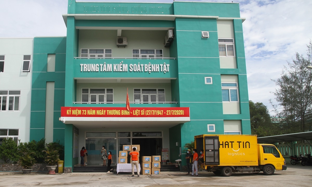 <p> Ngày 2/8, tại Trung tâm kiểm soát bệnh tật tỉnh Quảng Nam, đại diện Tập đoàn FPT đã trao tặng đến địa phương các vật tư y tế hỗ trợ công tác phòng, chống dịch Covid-19 với tổng trị giá 500 triệu đồng.</p>