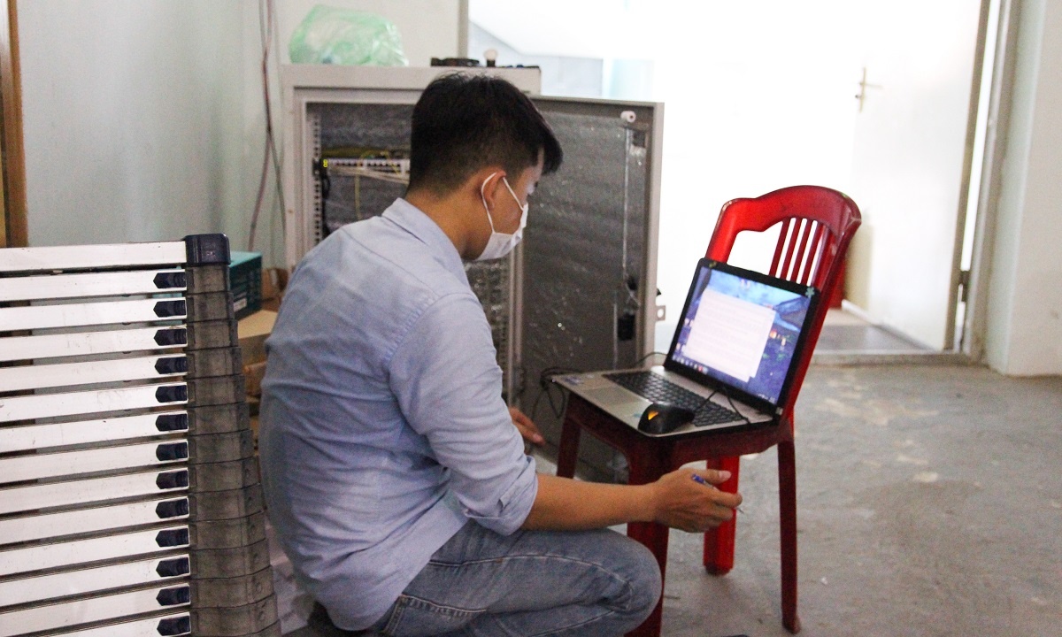 <p> Anh Phan Văn Sơn, phụ trách giám sát hạ tầng kỹ thuật chi nhánh Đà Nẵng, cho hay, ngoài việc khẩn trương lắp đặt, CBNV cũng đang chú trọng việc đảm bảo vận hành ổn định, sẽ tiến hành kiểm tra kỹ lưỡng trước khi bàn giao cho Sở Y tế.</p>