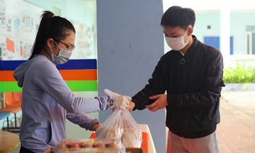 FPT Polytechnic Đà Nẵng trao quà ‘tiếp tế’ sinh viên trong mùa dịch
