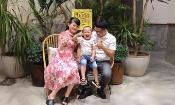 ‘Cáo’ Quảng Bình cùng vợ hát cổ vũ Viễn thông nhà F mùa dịch