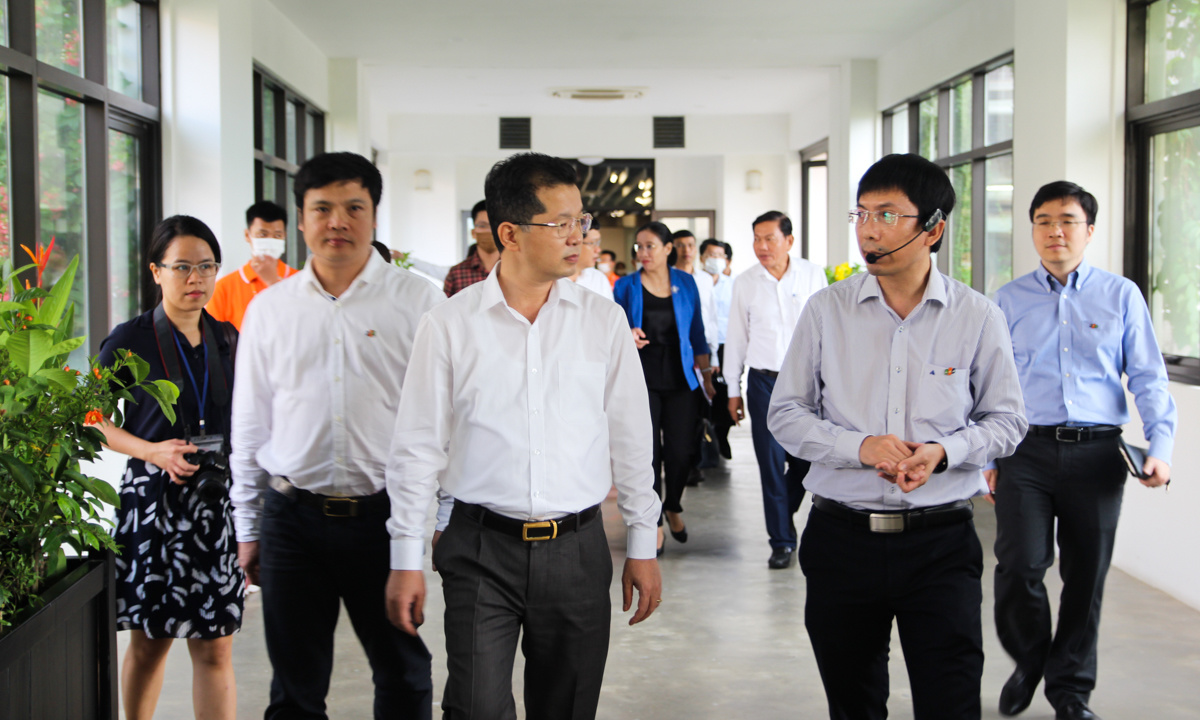 <p> Ngay sau đó, Chủ tịch FPT Software miền Trung Nguyễn Tuấn Phương đã dẫn đoàn công tác đi tham quan trụ sở, văn phòng làm việc, các tiện ích kết hợp, không gian xanh,... tại toà nhà F-Complex.</p>